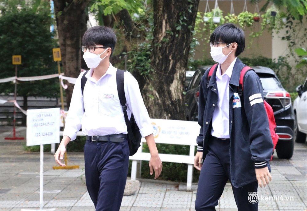 Ảnh: Học sinh lớp 12 ở Đà Nẵng hào hứng trong ngày đầu đến trường sau kỳ nghỉ hè dài hơn nửa năm - Ảnh 2.