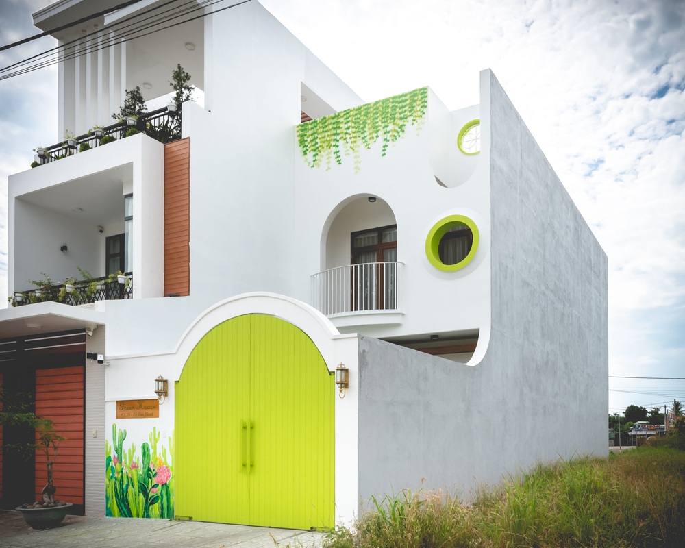 Ngôi nhà ở Phan Thiết bừng sáng với tone trắng - xanh nổi bật nhưng bắt mắt nhất lại là giếng trời hun hút - Ảnh 2.