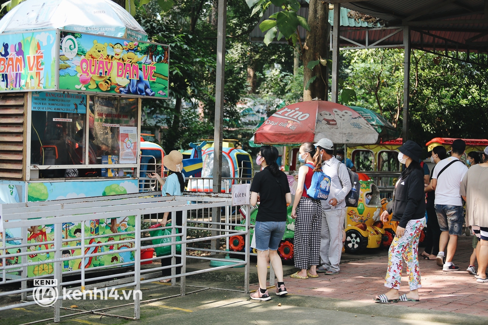 Ngày đầu Thảo Cầm Viên Sài Gòn mở cửa sau 6 tháng tạm dừng vì dịch, người dân háo hức mua vé ghé thăm bầy thú - Ảnh 16.
