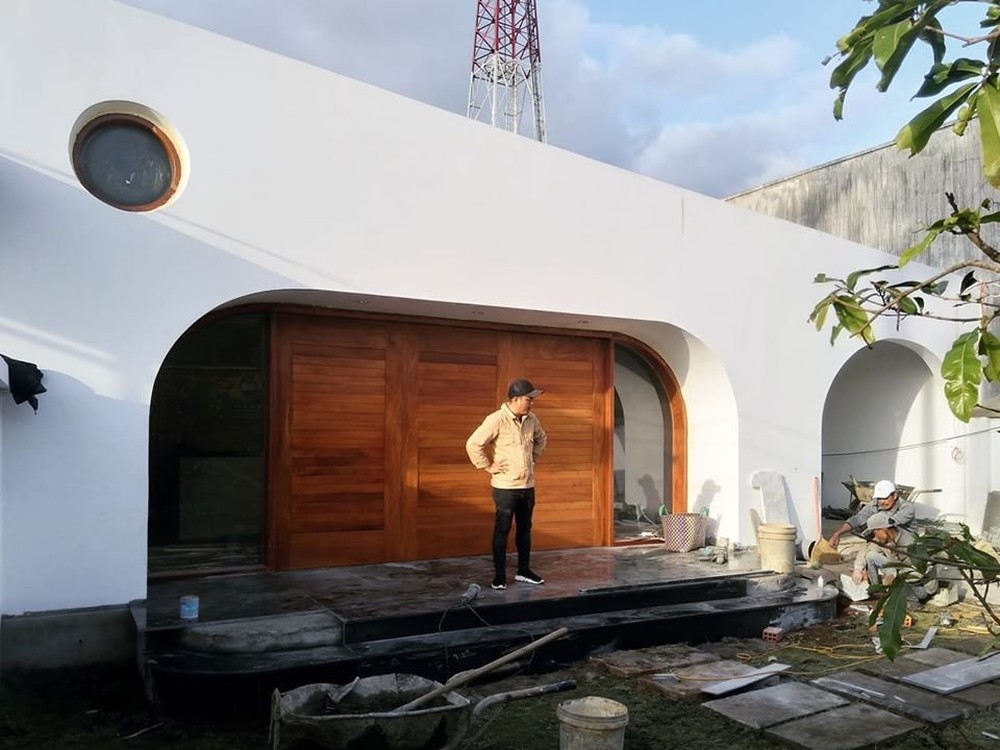 Vợ chồng Đắk Lắk chi hơn 1 tỷ xây nhà cấp 4, mặt tiền gây ấn tượng bởi những đường cong màu trắng phá cách - Ảnh 2. Vợ chồng Đắk Lắk chi hơn 1 tỷ xây nhà cấp 4, mặt tiền gây ấn tượng bởi những đường cong màu trắng phá cách - Ảnh 2.