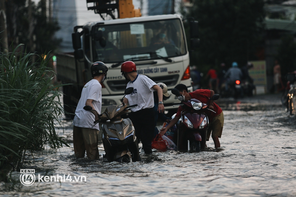 Người Sài Gòn ngã nhào, ô tô chết máy trên đường ngập trong ngày triều cường đạt đỉnh - Ảnh 9. Người Sài Gòn ngã nhào, ô tô chết máy trên đường ngập trong ngày triều cường đạt đỉnh - Ảnh 9.