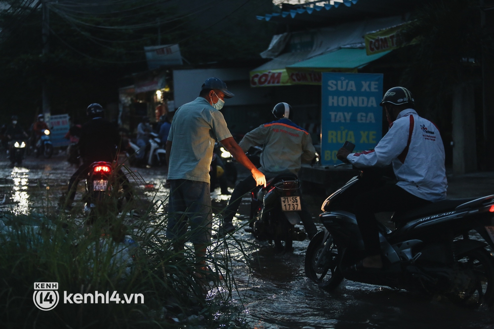 Người Sài Gòn ngã nhào, ô tô chết máy trên đường ngập trong ngày triều cường đạt đỉnh - Ảnh 17. Người Sài Gòn ngã nhào, ô tô chết máy trên đường ngập trong ngày triều cường đạt đỉnh - Ảnh 17.