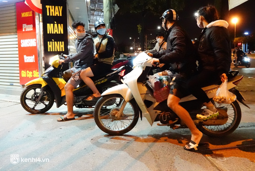 Ảnh: Đưa F0 đi cách ly, phong toả trong đêm sau khi một phường ở Hà Nội phát hiện 24 ca F0 trong cộng đồng - Ảnh 8.