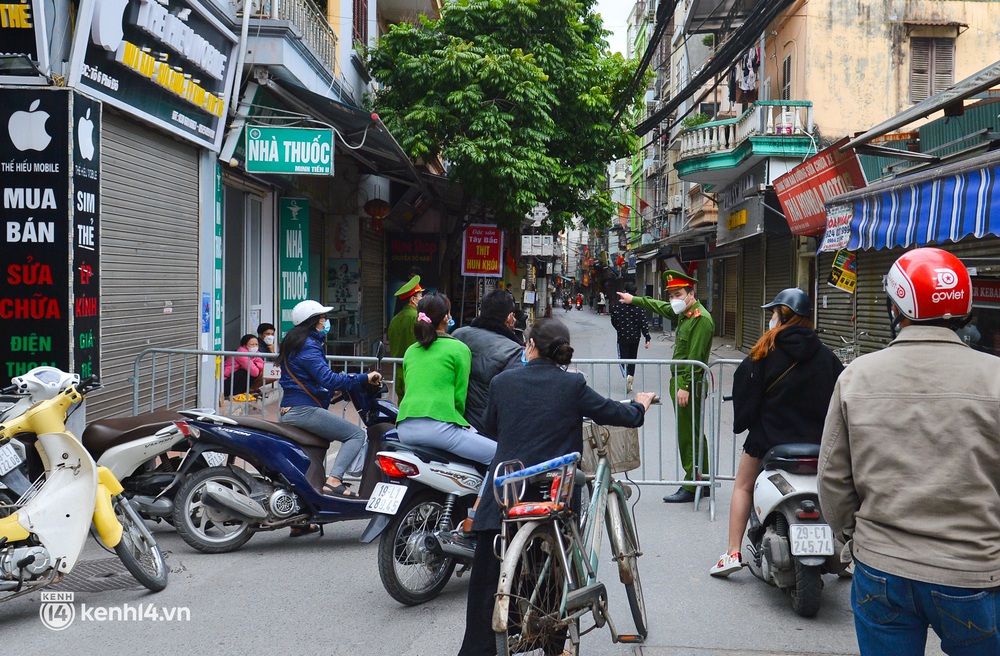 Hà Nội: Cận cảnh phong toả khu vực phát hiện ổ dịch mới 50 F0 tại một phường - Ảnh 2.