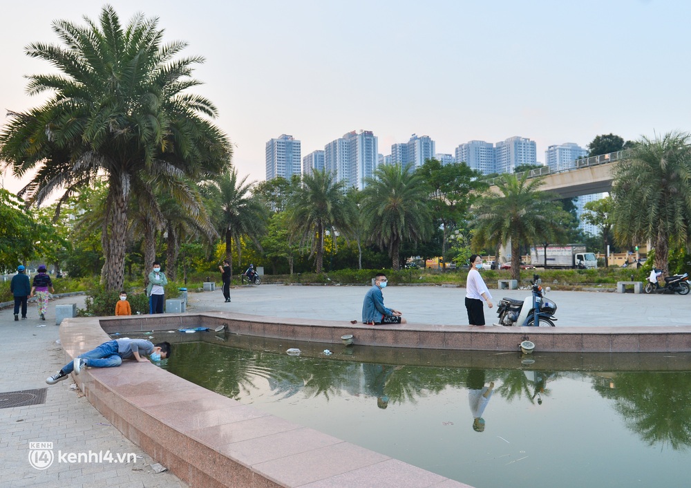 Ảnh: Công viên gần 1.000 tỷ ở Hà Nội ngập nước, cỏ mọc um tùm sau 3 năm sử dụng, người dân trượt ngã khi đi tập thể dục - Ảnh 3.