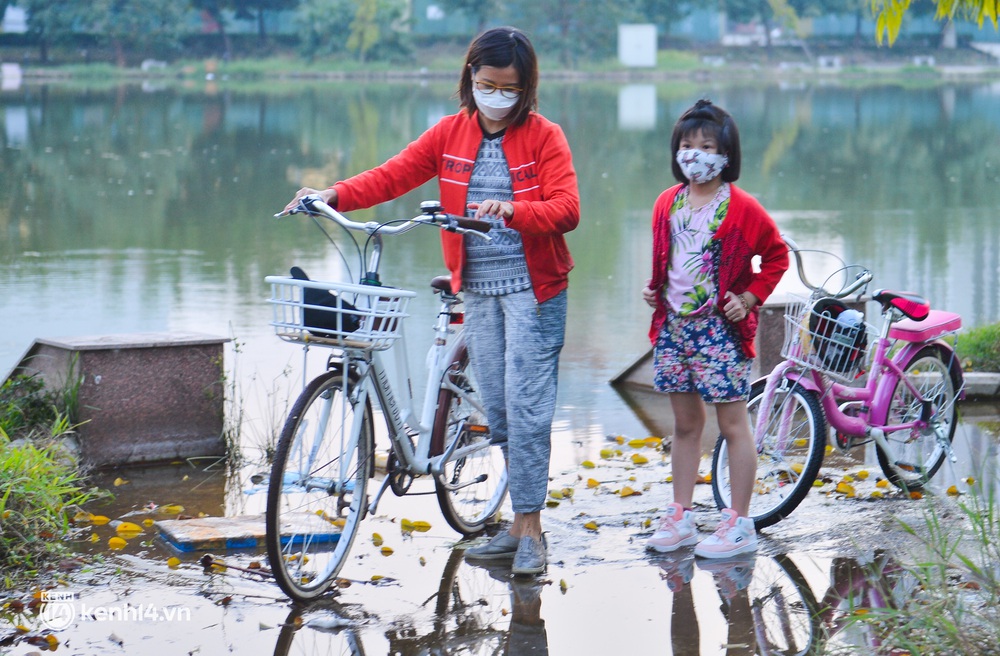 Ảnh: Công viên gần 1.000 tỷ ở Hà Nội ngập nước, cỏ mọc um tùm sau 3 năm sử dụng, người dân trượt ngã khi đi tập thể dục - Ảnh 10.