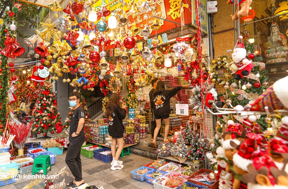 Ảnh, clip: Giới trẻ Hà Nội đổ về phố Hàng Mã vui chơi Noel sớm - Ảnh 6.