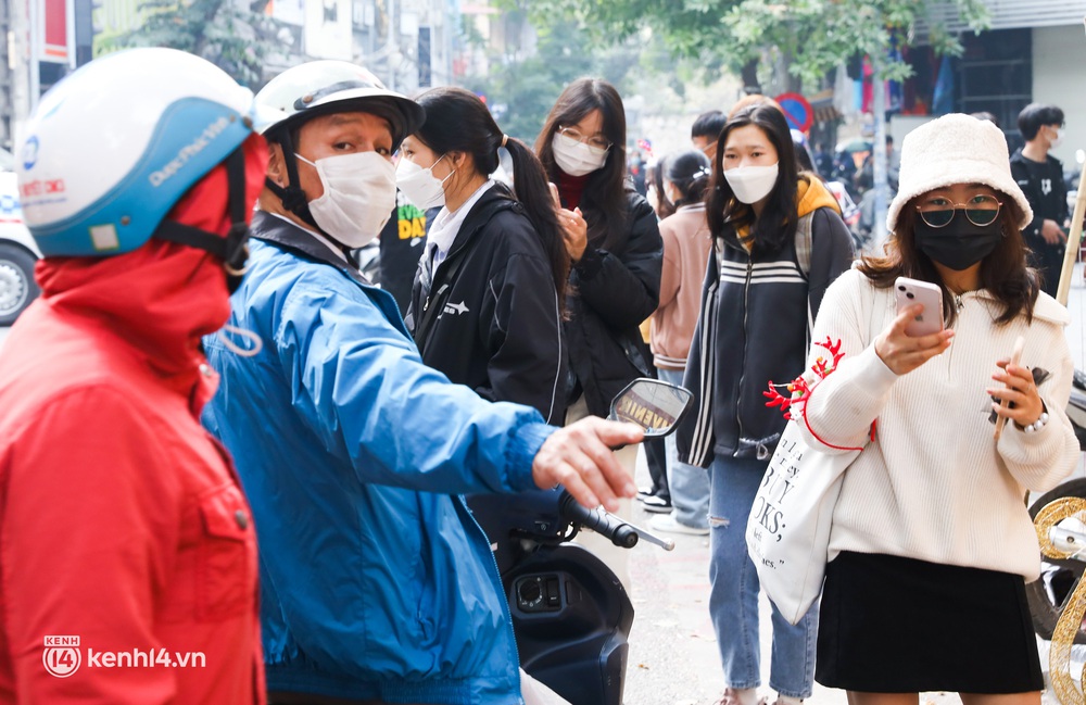 Ảnh, clip: Giới trẻ Hà Nội đổ về phố Hàng Mã vui chơi Noel sớm - Ảnh 9.