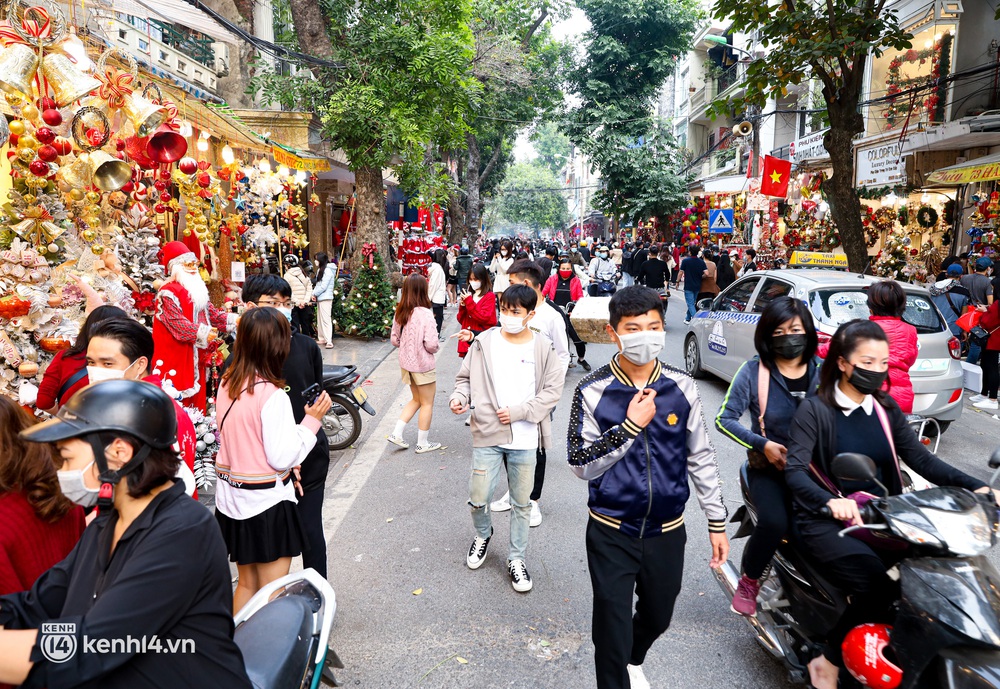 Ảnh, clip: Giới trẻ Hà Nội đổ về phố Hàng Mã vui chơi Noel sớm - Ảnh 1.
