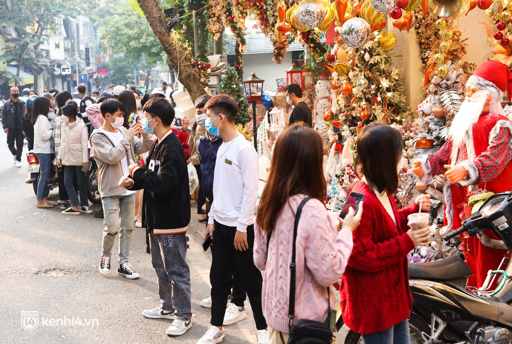 Ảnh, clip: Giới trẻ Hà Nội đổ về phố Hàng Mã vui chơi Noel sớm - Ảnh 10.