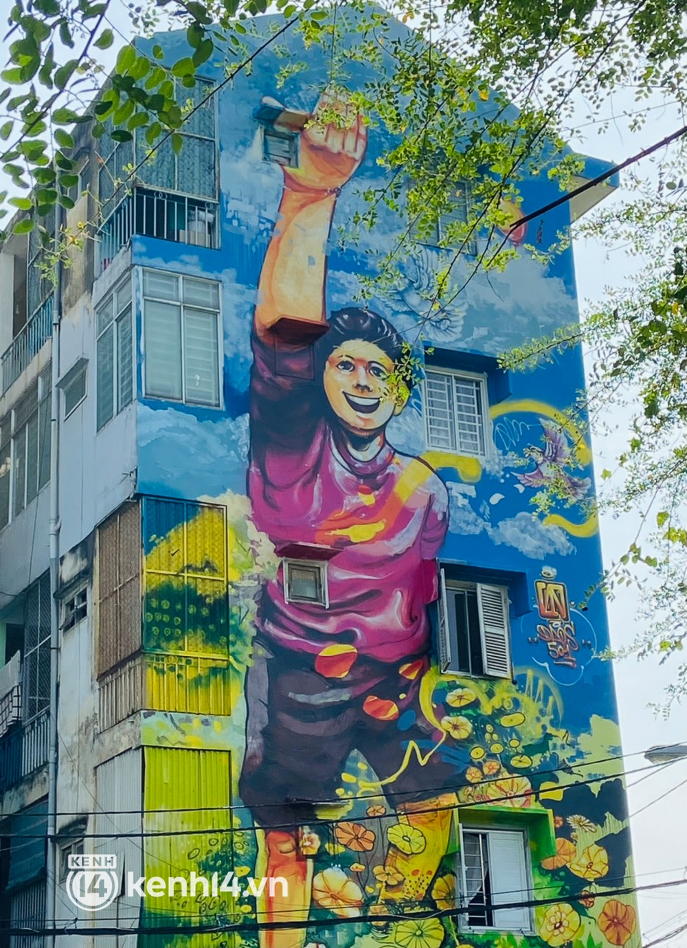 Dùng xe cẩu biến các bức tường rêu mốc của chung cư cũ ở Sài Gòn thành những bức tranh khổng lồ - Ảnh 10.