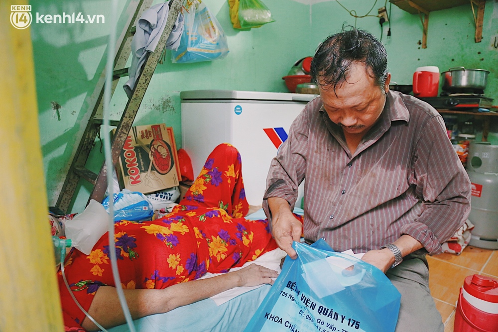 Phổi tổn thương nặng sau khi nhiễm Covid-19, người vợ thoi thóp đợi từng bình oxy của chồng: Bà ơi, đừng bỏ tui lại một mình… - Ảnh 9. Phổi tổn thương nặng sau khi nhiễm Covid-19, người vợ thoi thóp đợi từng bình oxy của chồng: Bà ơi, đừng bỏ tui lại một mình… - Ảnh 9.