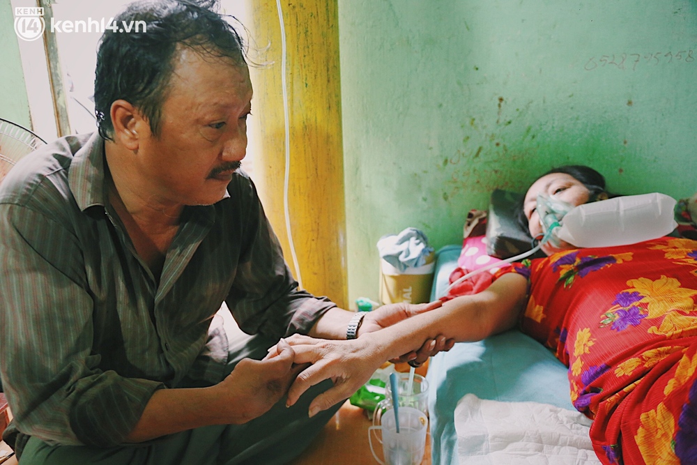 Phổi tổn thương nặng sau khi nhiễm Covid-19, người vợ thoi thóp đợi từng bình oxy của chồng: Bà ơi, đừng bỏ tui lại một mình… - Ảnh 4. Phổi tổn thương nặng sau khi nhiễm Covid-19, người vợ thoi thóp đợi từng bình oxy của chồng: Bà ơi, đừng bỏ tui lại một mình… - Ảnh 4.