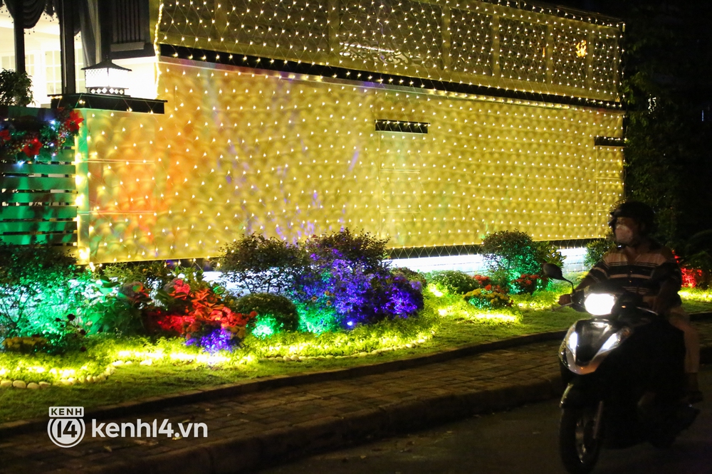 Ảnh: Khu nhà giàu Sài Gòn trang hoàng rực rỡ cho những căn biệt thự triệu USD để đón Noel và năm mới 2022 - Ảnh 13.