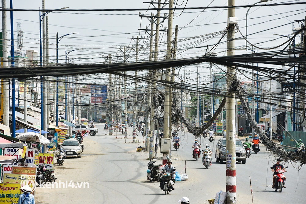 Hàng trăm cột điện bị bỏ quên giữa đường ở Sài Gòn, người dân nín thở luồn lách - Ảnh 2.