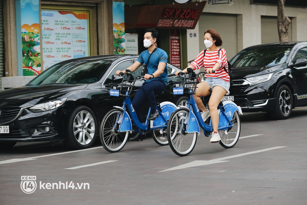 Chùm ảnh: Nhiều bạn trẻ hào hứng trải nghiệm xe đạp công cộng lần đầu tiên ở Sài Gòn - Ảnh 10.