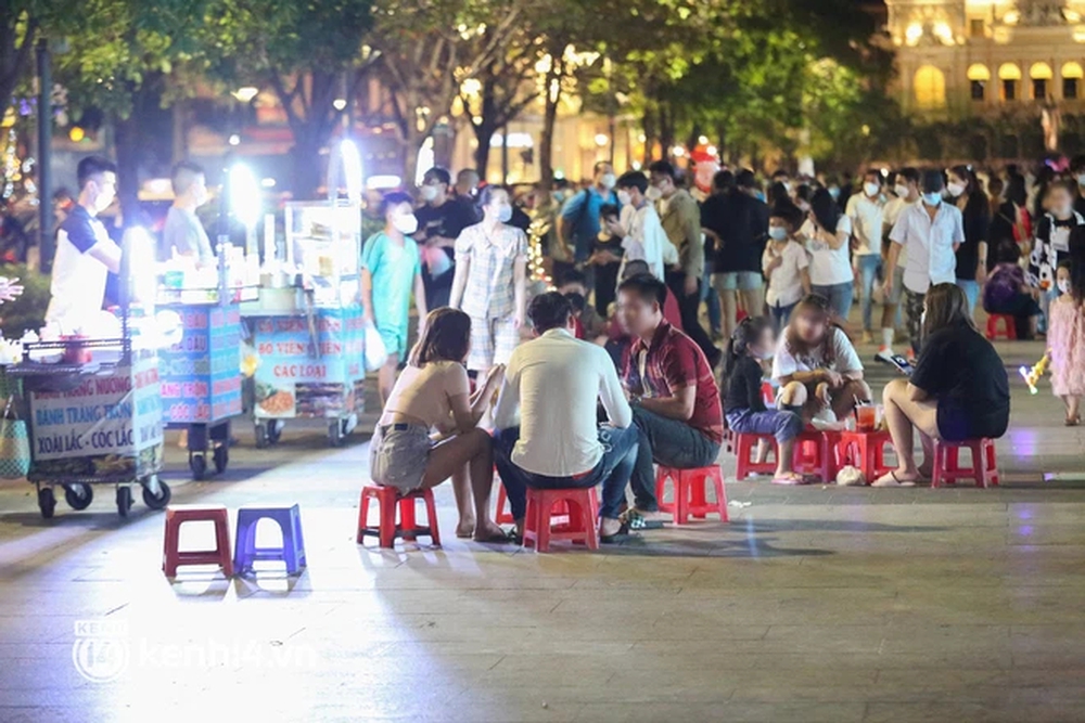Vui thôi đừng vui quá: Phố đi bộ Nguyễn Huệ bỗng thành chợ đêm nhếch nhác, xe máy để tràn lan chắn lối đi - Ảnh 2.