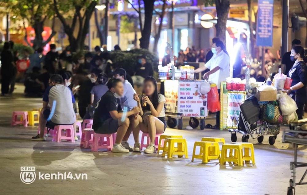 Vui thôi đừng vui quá: Phố đi bộ Nguyễn Huệ bỗng thành chợ đêm nhếch nhác, xe máy để tràn lan chắn lối đi - Ảnh 4. Vui thôi đừng vui quá: Phố đi bộ Nguyễn Huệ bỗng thành chợ đêm nhếch nhác, xe máy để tràn lan chắn lối đi - Ảnh 4.
