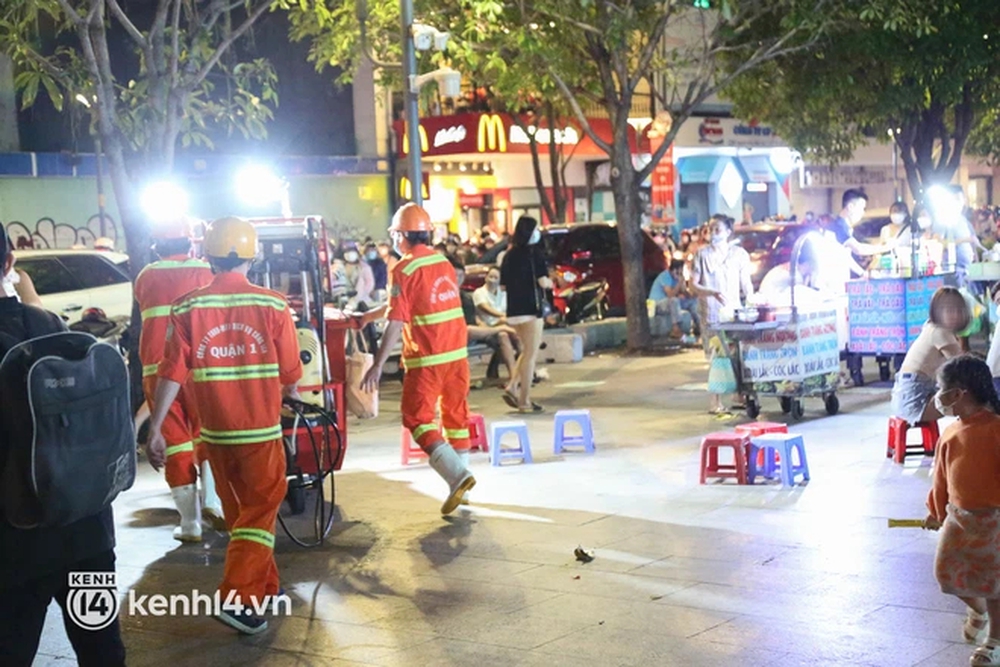 Vui thôi đừng vui quá: Phố đi bộ Nguyễn Huệ bỗng thành chợ đêm nhếch nhác, xe máy để tràn lan chắn lối đi - Ảnh 9. Vui thôi đừng vui quá: Phố đi bộ Nguyễn Huệ bỗng thành chợ đêm nhếch nhác, xe máy để tràn lan chắn lối đi - Ảnh 9.