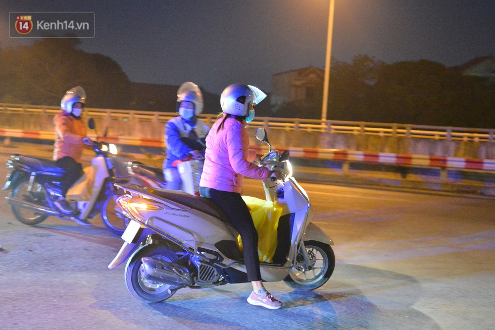 Hà Nội có thêm ca mắc Covid-19, hàng trăm người dân Mê Linh bất ngờ quay xe vì đường về nhà bị phong toả - Ảnh 4. Hà Nội có thêm ca mắc Covid-19, hàng trăm người dân Mê Linh bất ngờ quay xe vì đường về nhà bị phong toả - Ảnh 4.