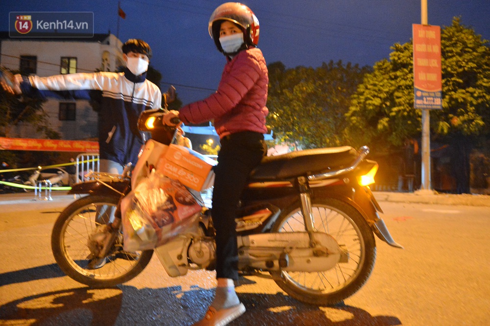 Hà Nội có thêm ca mắc Covid-19, hàng trăm người dân Mê Linh bất ngờ quay xe vì đường về nhà bị phong toả - Ảnh 7. Hà Nội có thêm ca mắc Covid-19, hàng trăm người dân Mê Linh bất ngờ quay xe vì đường về nhà bị phong toả - Ảnh 7.