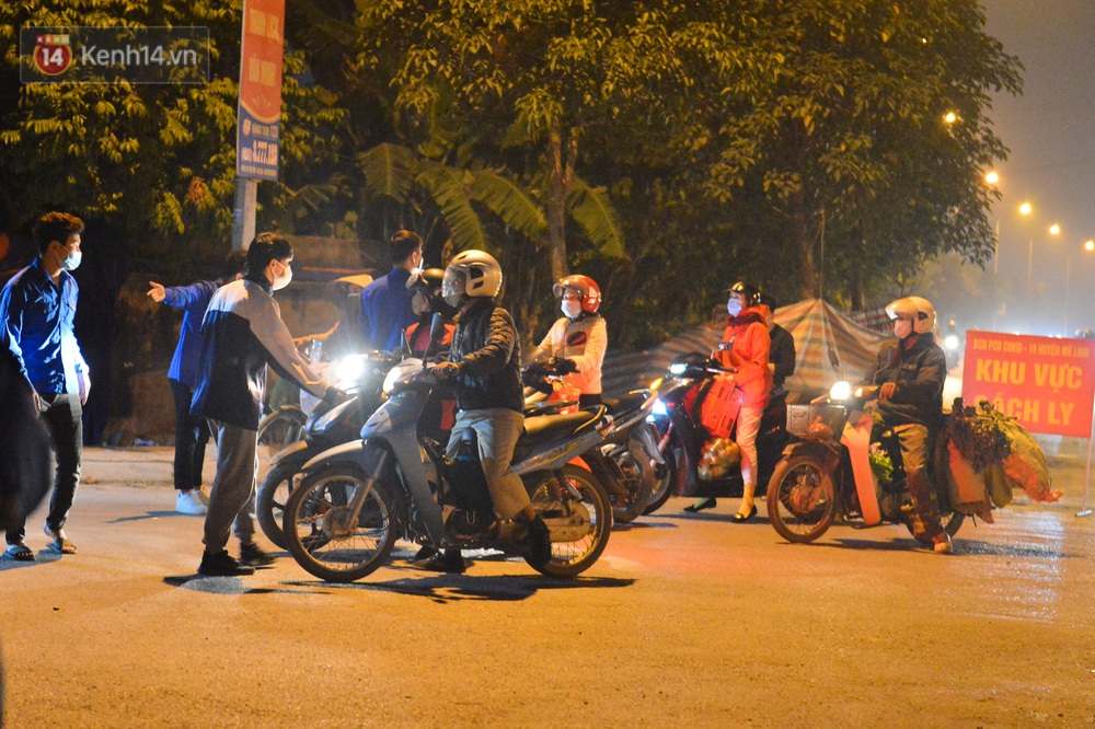 Hà Nội có thêm ca mắc Covid-19, hàng trăm người dân Mê Linh bất ngờ quay xe vì đường về nhà bị phong toả - Ảnh 5. Hà Nội có thêm ca mắc Covid-19, hàng trăm người dân Mê Linh bất ngờ quay xe vì đường về nhà bị phong toả - Ảnh 5.