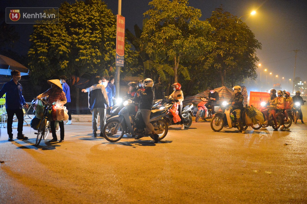Hà Nội có thêm ca mắc Covid-19, hàng trăm người dân Mê Linh bất ngờ quay xe vì đường về nhà bị phong toả - Ảnh 1. Hà Nội có thêm ca mắc Covid-19, hàng trăm người dân Mê Linh bất ngờ quay xe vì đường về nhà bị phong toả - Ảnh 1.