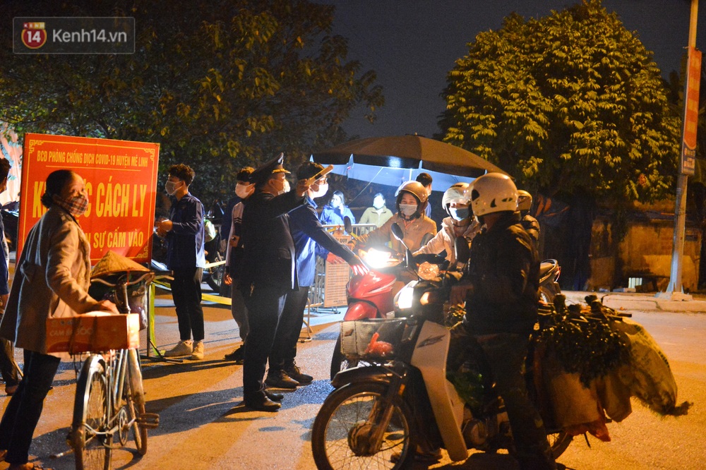 Hà Nội có thêm ca mắc Covid-19, hàng trăm người dân Mê Linh bất ngờ quay xe vì đường về nhà bị phong toả - Ảnh 6. Hà Nội có thêm ca mắc Covid-19, hàng trăm người dân Mê Linh bất ngờ quay xe vì đường về nhà bị phong toả - Ảnh 6.