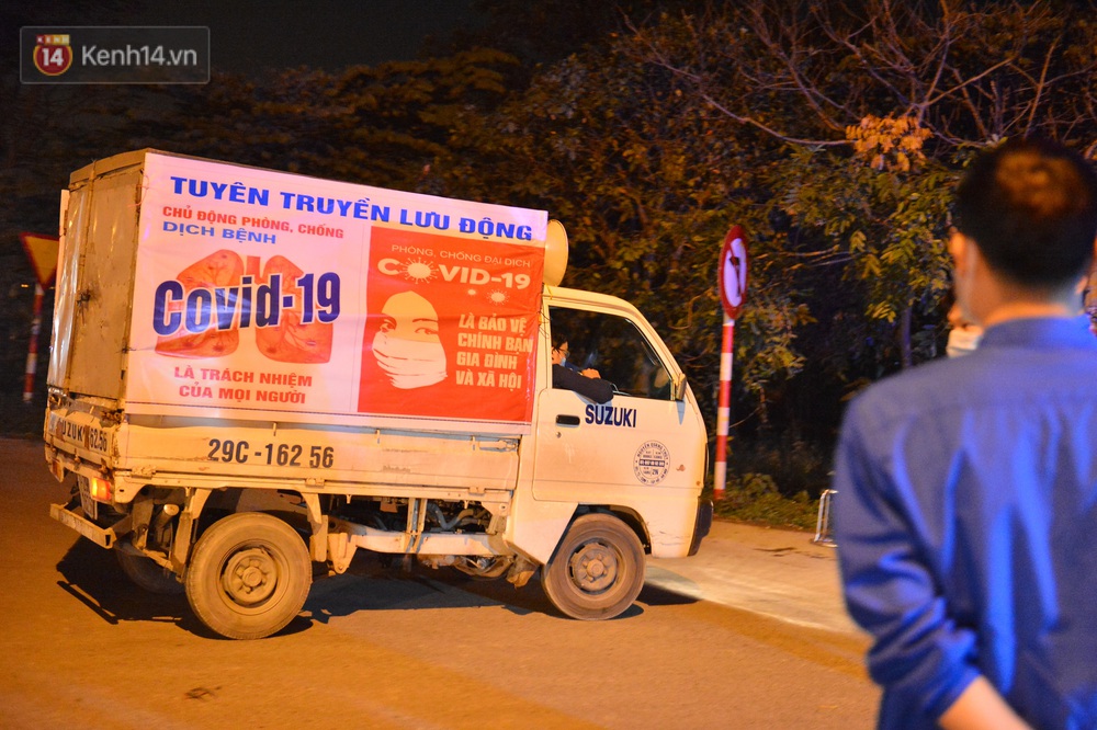 Hà Nội có thêm ca mắc Covid-19, hàng trăm người dân Mê Linh bất ngờ quay xe vì đường về nhà bị phong toả - Ảnh 12. Hà Nội có thêm ca mắc Covid-19, hàng trăm người dân Mê Linh bất ngờ quay xe vì đường về nhà bị phong toả - Ảnh 12.