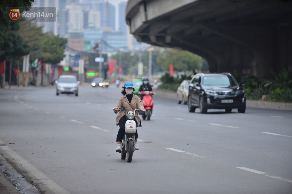 Hà Nội trong ngày làm việc đầu tiên của năm mới: Nhiều tuyến đường thông thoáng khác lạ, đường Nguyễn Trãi thất thủ - Ảnh 1.