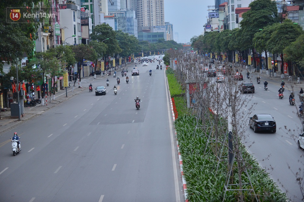 Hà Nội trong ngày làm việc đầu tiên của năm mới: Nhiều tuyến đường thông thoáng khác lạ, đường Nguyễn Trãi thất thủ - Ảnh 2. Hà Nội trong ngày làm việc đầu tiên của năm mới: Nhiều tuyến đường thông thoáng khác lạ, đường Nguyễn Trãi thất thủ - Ảnh 2.