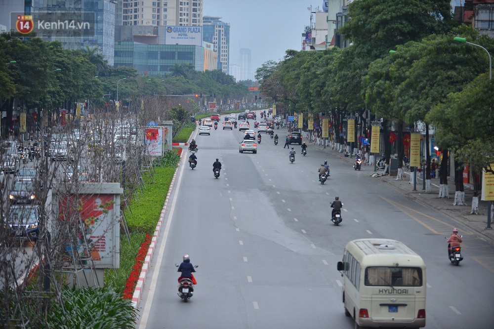 Hà Nội trong ngày làm việc đầu tiên của năm mới: Nhiều tuyến đường thông thoáng khác lạ, đường Nguyễn Trãi thất thủ - Ảnh 4.