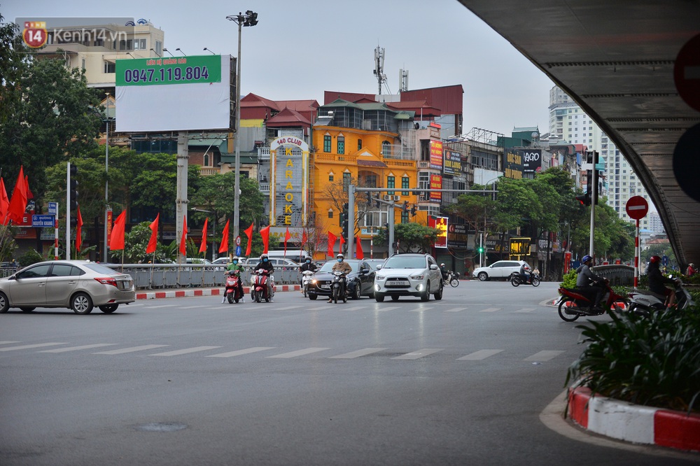 Hà Nội trong ngày làm việc đầu tiên của năm mới: Nhiều tuyến đường thông thoáng khác lạ, đường Nguyễn Trãi thất thủ - Ảnh 7.