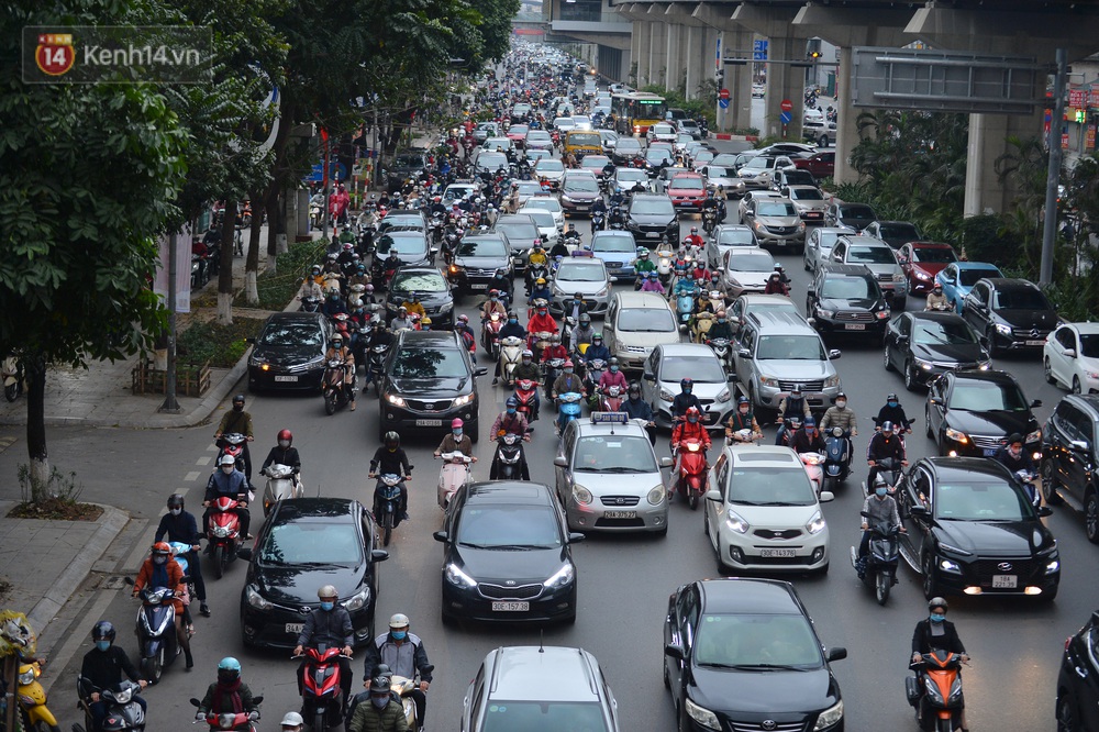 Hà Nội trong ngày làm việc đầu tiên của năm mới: Nhiều tuyến đường thông thoáng khác lạ, đường Nguyễn Trãi thất thủ - Ảnh 8.