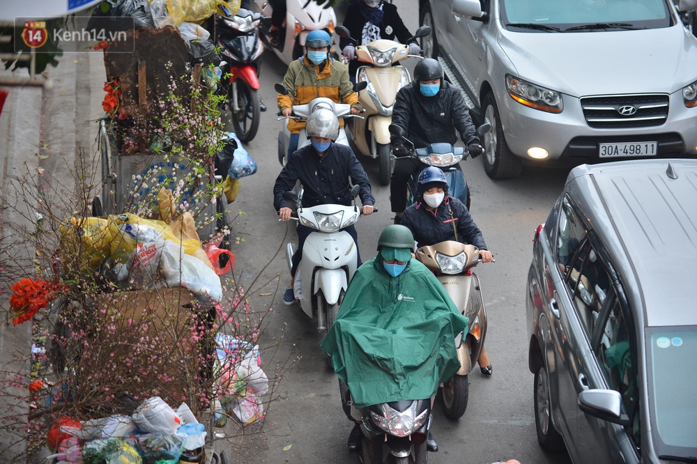 Hà Nội trong ngày làm việc đầu tiên của năm mới: Nhiều tuyến đường thông thoáng khác lạ, đường Nguyễn Trãi thất thủ - Ảnh 11. Hà Nội trong ngày làm việc đầu tiên của năm mới: Nhiều tuyến đường thông thoáng khác lạ, đường Nguyễn Trãi thất thủ - Ảnh 11.