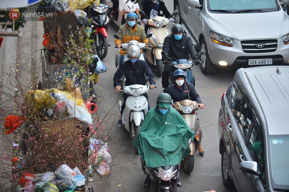 Hà Nội trong ngày làm việc đầu tiên của năm mới: Nhiều tuyến đường thông thoáng khác lạ, đường Nguyễn Trãi thất thủ - Ảnh 11.