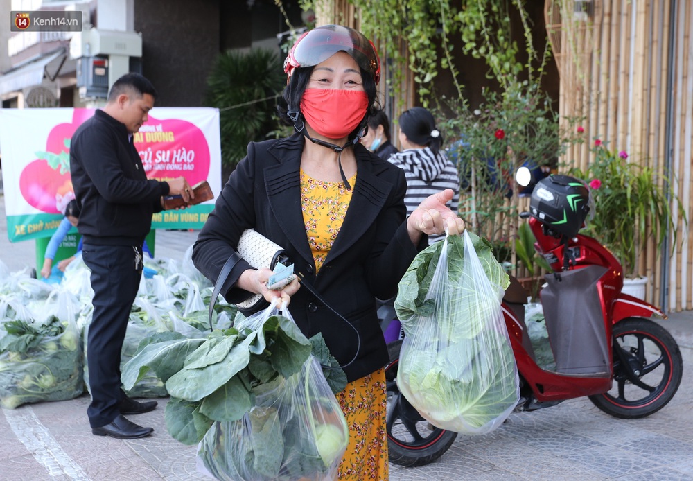 Ảnh: Người Đà Nẵng nườm nượp kéo nhau giải cứu nông sản cho nông dân Hải Dương - Ảnh 8. Ảnh: Người Đà Nẵng nườm nượp kéo nhau giải cứu nông sản cho nông dân Hải Dương - Ảnh 8.