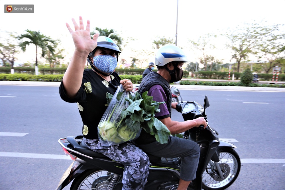 Ảnh: Người Đà Nẵng nườm nượp kéo nhau giải cứu nông sản cho nông dân Hải Dương - Ảnh 13. Ảnh: Người Đà Nẵng nườm nượp kéo nhau giải cứu nông sản cho nông dân Hải Dương - Ảnh 13.
