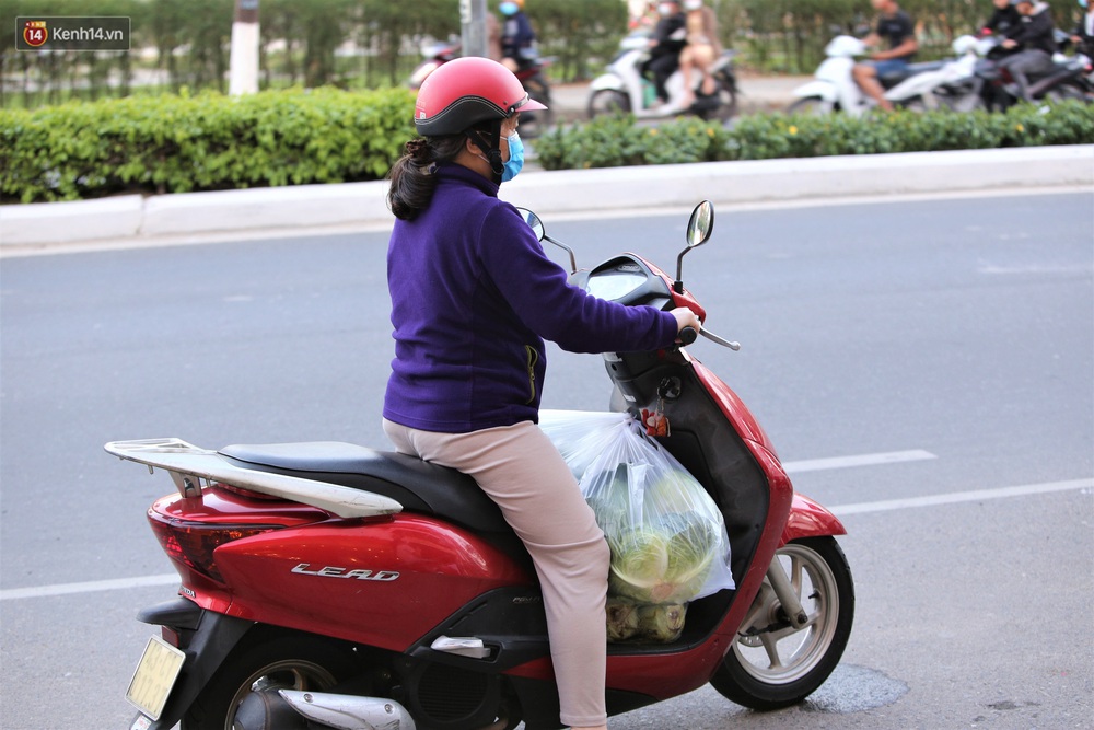 Ảnh: Người Đà Nẵng nườm nượp kéo nhau giải cứu nông sản cho nông dân Hải Dương - Ảnh 14. Ảnh: Người Đà Nẵng nườm nượp kéo nhau giải cứu nông sản cho nông dân Hải Dương - Ảnh 14.
