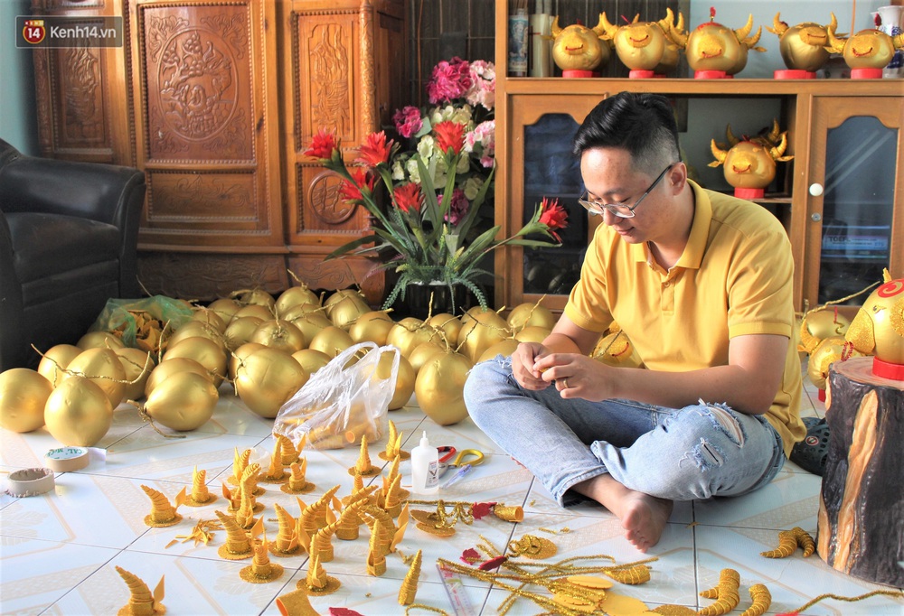 Nhóm bạn trẻ làm trâu vàng từ quả dừa để gây quỹ giúp người nghèo ăn Tết - Ảnh 3. Nhóm bạn trẻ làm trâu vàng từ quả dừa để gây quỹ giúp người nghèo ăn Tết - Ảnh 3.