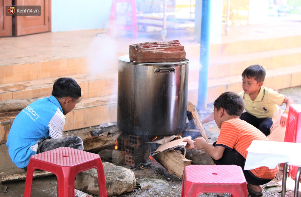 Ảnh: Thầy trò vùng sạt lở Trà Leng háo hức đỏ lửa gói bánh chưng ăn Tết - Ảnh 14.