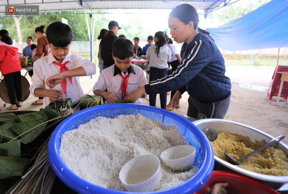 Ảnh: Thầy trò vùng sạt lở Trà Leng háo hức đỏ lửa gói bánh chưng ăn Tết - Ảnh 5.