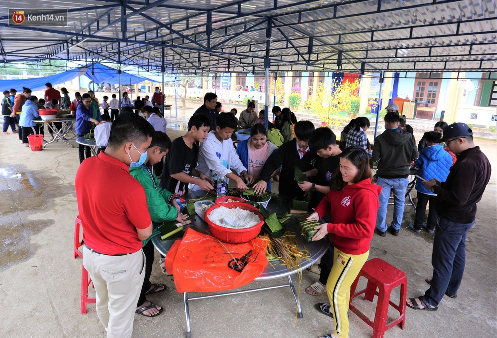 Ảnh: Thầy trò vùng sạt lở Trà Leng háo hức đỏ lửa gói bánh chưng ăn Tết - Ảnh 2.