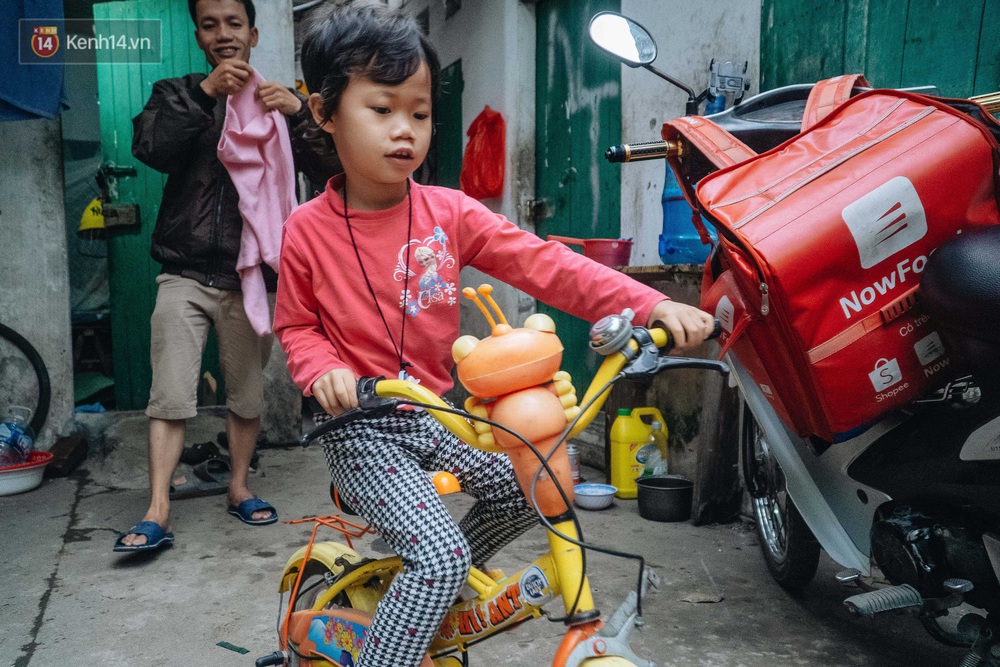 Cuộc sống hiện tại của người bố địu con bán bọc chân chống xe máy ở Hà Nội: Bé gái đã được đến trường - Ảnh 6.