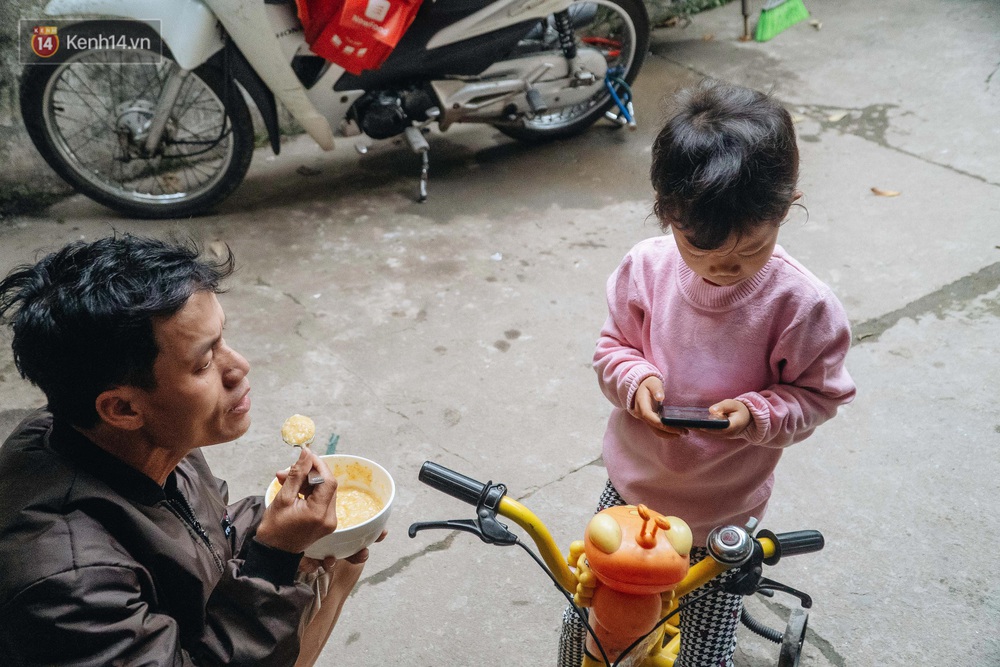 Cuộc sống hiện tại của người bố địu con bán bọc chân chống xe máy ở Hà Nội: Bé gái đã được đến trường - Ảnh 4.