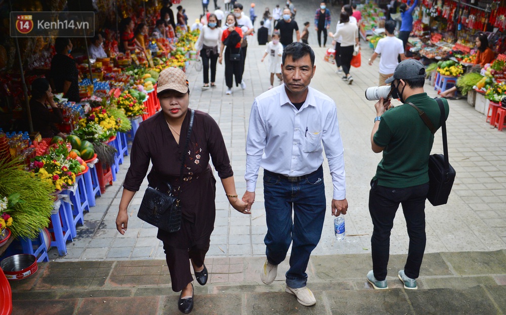 Photo: Tens of thousands of people flock to Huong pagoda on the reopening day - Photo 8.