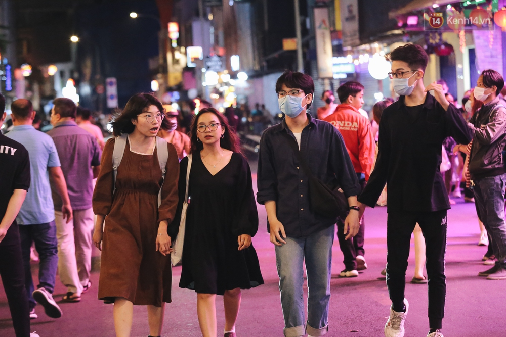Cảnh trái ngược ở phố đi bộ Bùi Viện khi mở cửa trở lại: Nơi chật kín khách, chỗ thì vắng vẻ - Ảnh 9. Cảnh trái ngược ở phố đi bộ Bùi Viện khi mở cửa trở lại: Nơi chật kín khách, chỗ thì vắng vẻ - Ảnh 9.