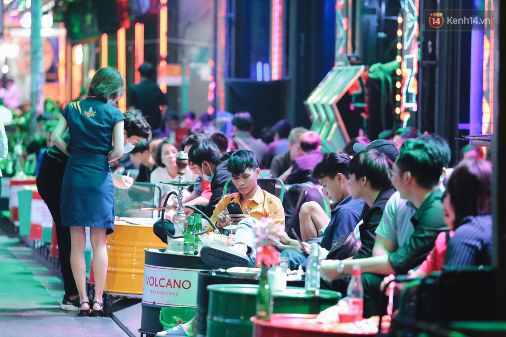 Cảnh trái ngược ở phố đi bộ Bùi Viện khi mở cửa trở lại: Nơi chật kín khách, chỗ thì vắng vẻ - Ảnh 10. Cảnh trái ngược ở phố đi bộ Bùi Viện khi mở cửa trở lại: Nơi chật kín khách, chỗ thì vắng vẻ - Ảnh 10.