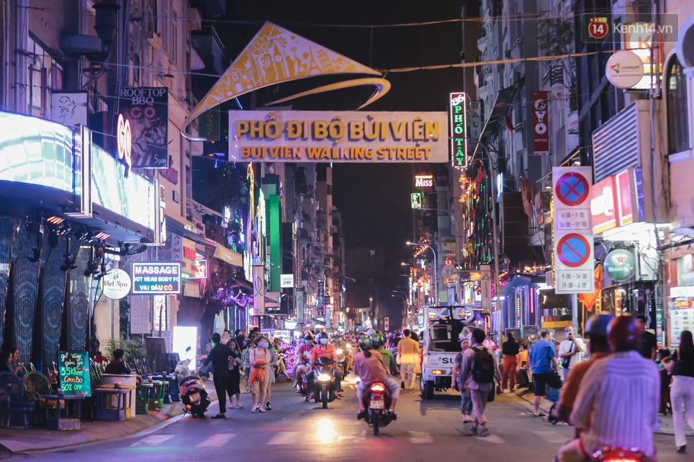 Cảnh trái ngược ở phố đi bộ Bùi Viện khi mở cửa trở lại: Nơi chật kín khách, chỗ thì vắng vẻ - Ảnh 1. Cảnh trái ngược ở phố đi bộ Bùi Viện khi mở cửa trở lại: Nơi chật kín khách, chỗ thì vắng vẻ - Ảnh 1.