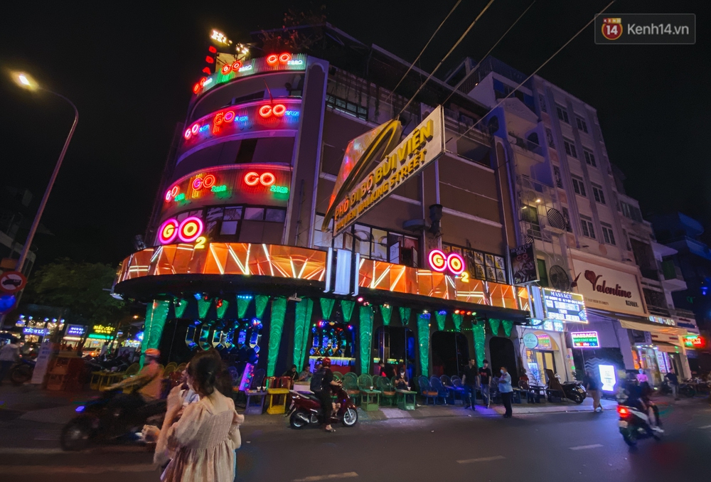 Cảnh trái ngược ở phố đi bộ Bùi Viện khi mở cửa trở lại: Nơi chật kín khách, chỗ thì vắng vẻ - Ảnh 2. Cảnh trái ngược ở phố đi bộ Bùi Viện khi mở cửa trở lại: Nơi chật kín khách, chỗ thì vắng vẻ - Ảnh 2.